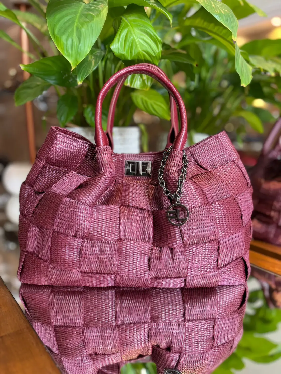 Bolsa Jorge Bischoff Bordô Trançada Maxi com Corrente e Fecho Metálico