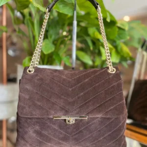 Bolsa Jorge Bischoff Marrom em Camurça com Matelassê Chevron e Alça de Corrente