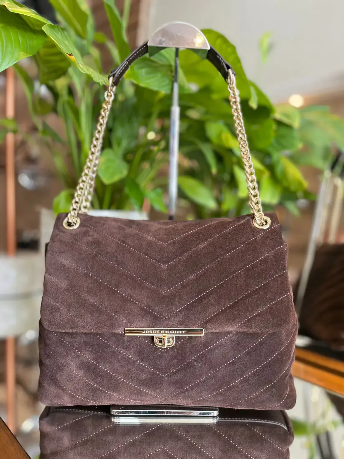 Bolsa Jorge Bischoff Marrom em Camurça com Matelassê Chevron e Alça de Corrente