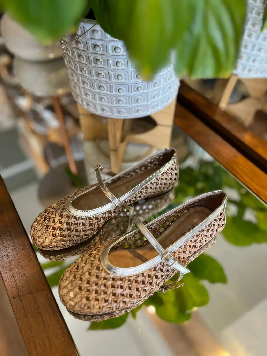 Sapatilha Maricota Tramada com Tira Mary Jane e Detalhes Dourados