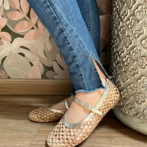 Sapatilha Maricota Tramada com Tira Mary Jane e Detalhes Dourados