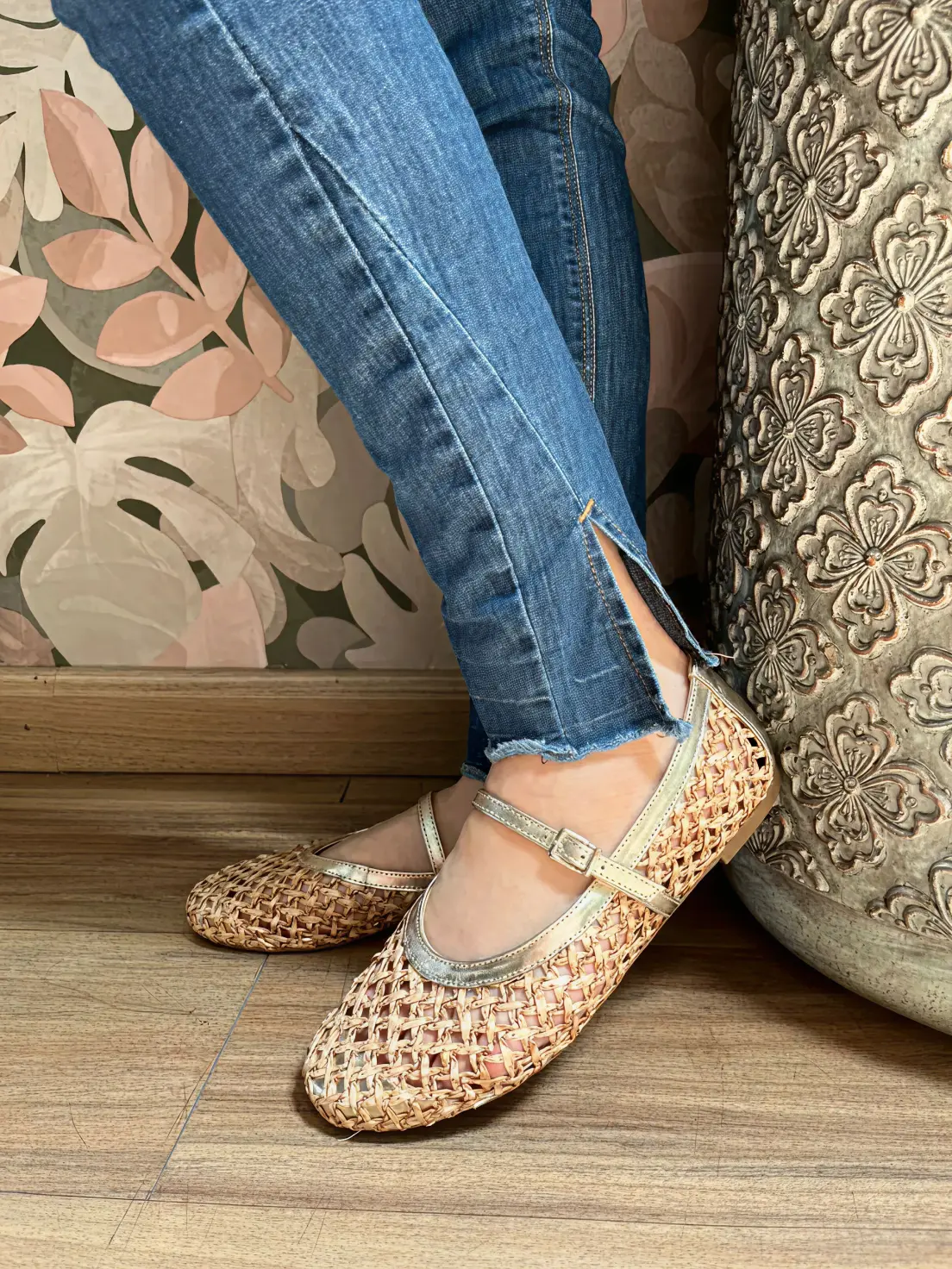 Sapatilha Maricota Tramada com Tira Mary Jane e Detalhes Dourados