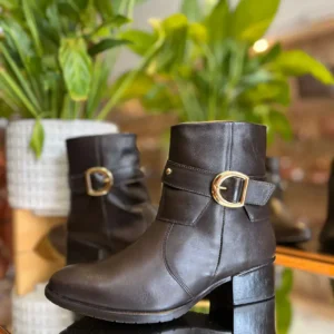 Bota Arara Brasil em Couro Preta Cano Curto com Fivela e Salto Bloco Baixo