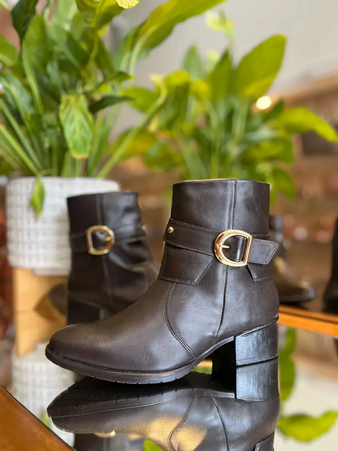 Bota Arara Brasil em Couro Preta Cano Curto com Fivela e Salto Bloco Baixo