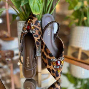 Slingback Maricota Bico Fino Estampado com Strass